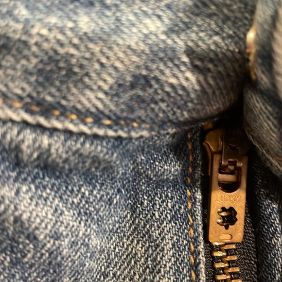 Lucky Brand. Excellent preowned condition. blue jeans shorts size 6/28. - Picture 4 of 10